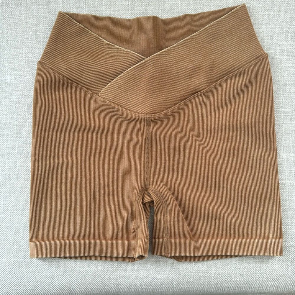 JOYLAB RIBBED BIKER SHORTS IN BROWN SIZE M